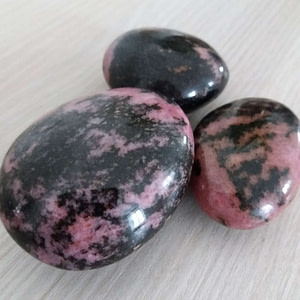 galet rhodonite